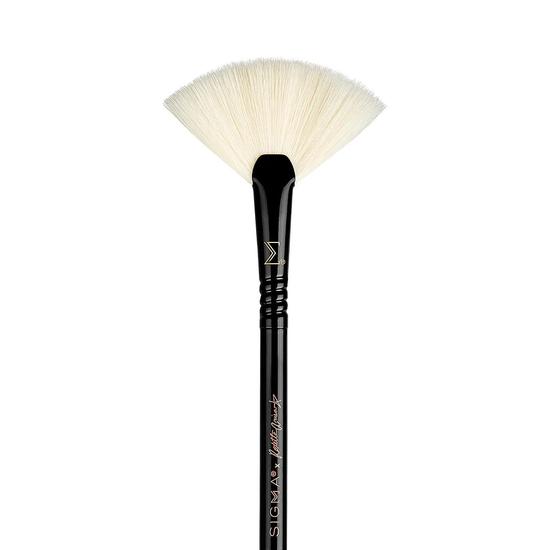 Sigma Beauty X ROXETTE ARISA ROXSTAR F42 STROBING FAN BRUSH