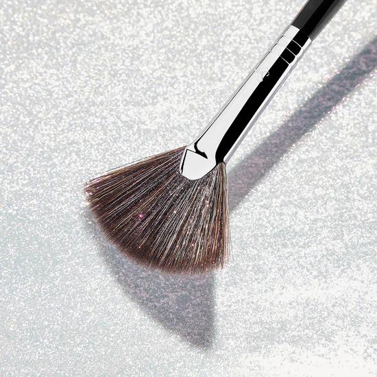 Sigma Beauty F42 STROBING FAN BRUSH